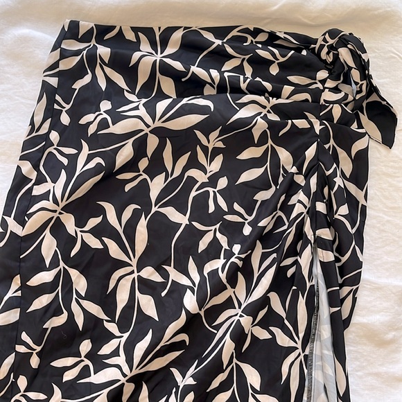 NWT McKayla Leafy Tie-Waisted Sarong, size Medium - Picture 11 of 12